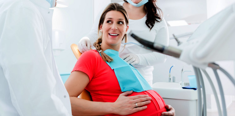 Foto de embarazada en el dentista Clínica Dental Murtra Barcelona